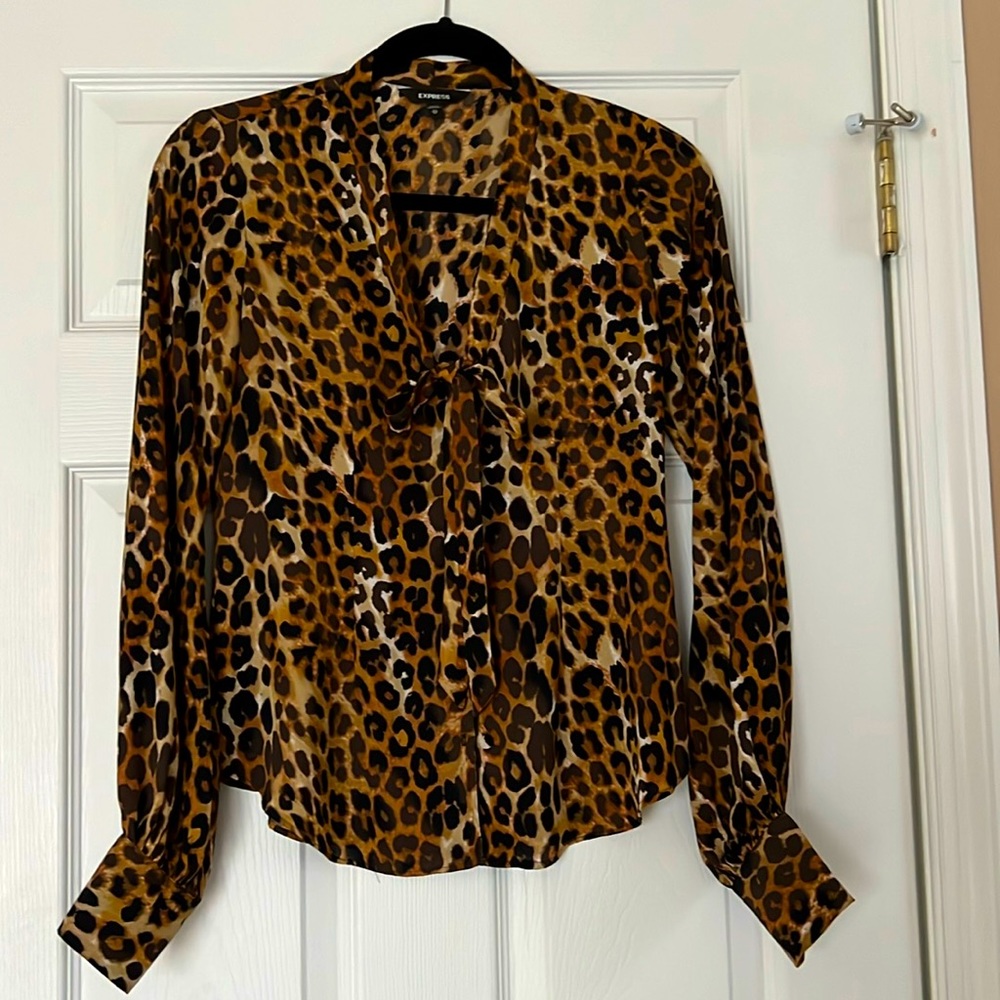 Like new express Leopard blouse (free shipping for 3 or more items) 🤩❤️
